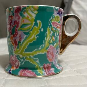 Lilly Pulitzer mug Shell Searching -Slight discoloration on handle shown
